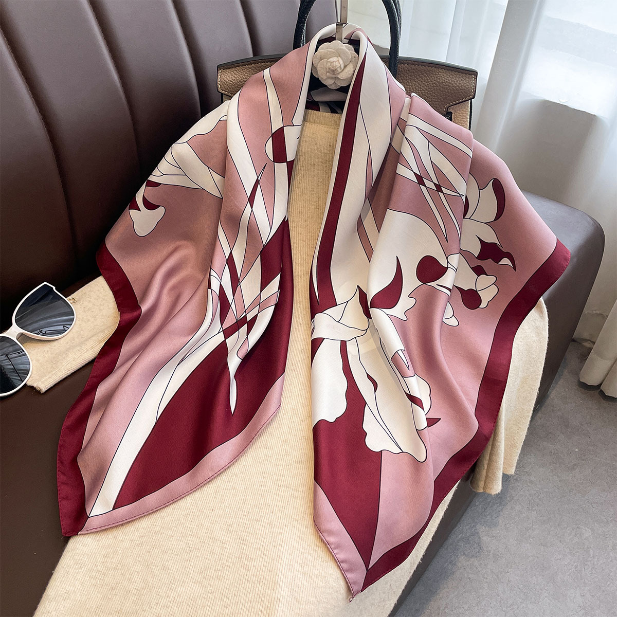 高級90*90cm正方形スカーフ、ツイルシルクのような肌触り - Ascot Neck Scarf のレビューと価格