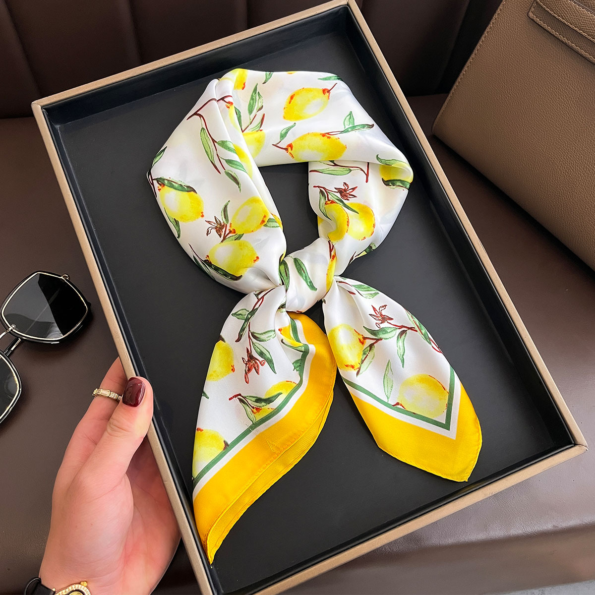 2025 新イエローレモンプリント正方形シルクスカーフ女性の - Ascot Neck Scarf のレビューと価格