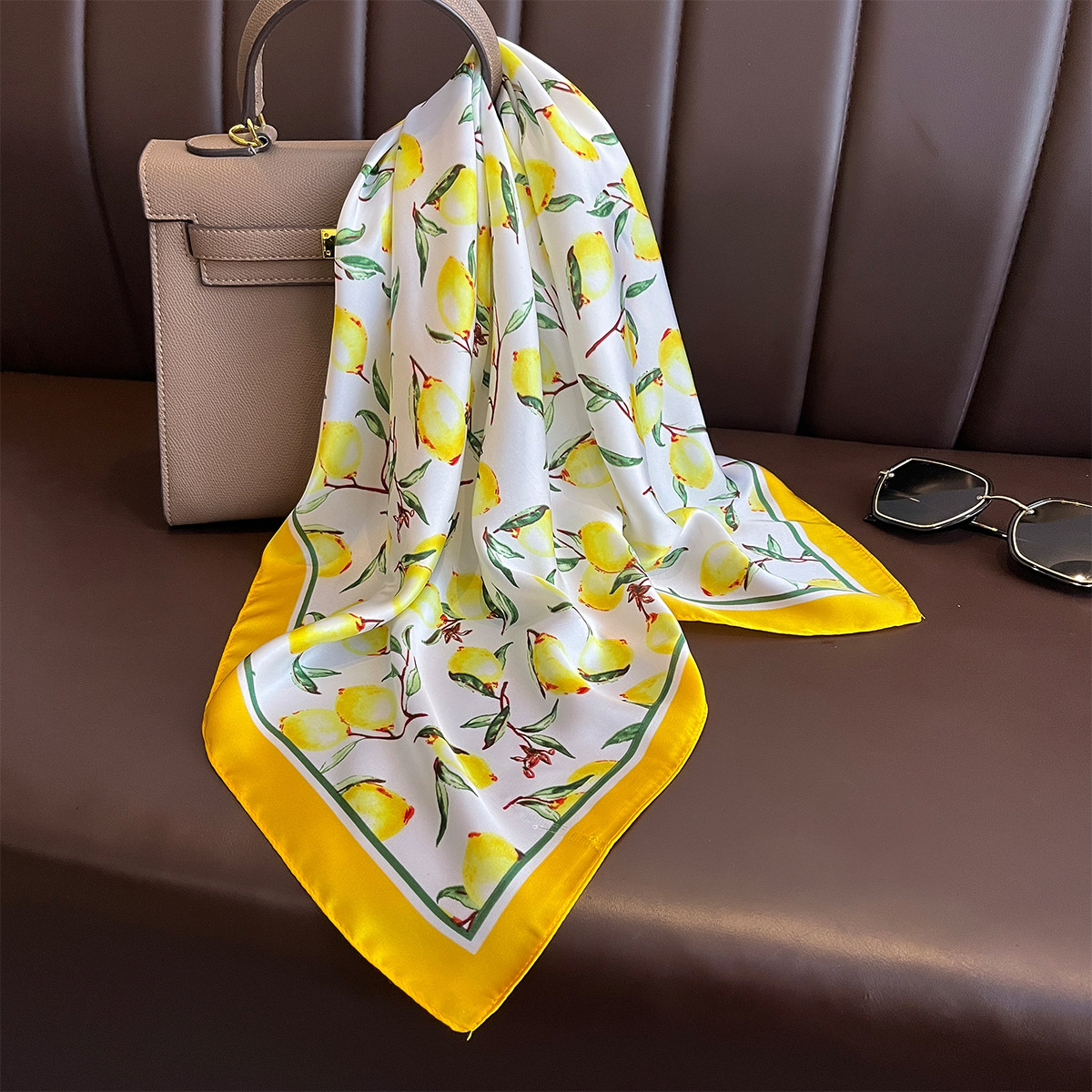 2025 新イエローレモンプリント正方形シルクスカーフ女性の - Ascot Neck Scarf のレビューと価格